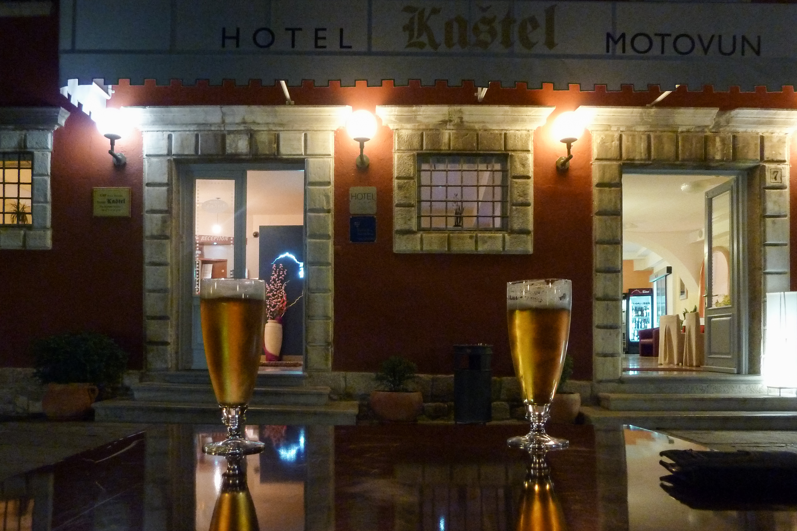 Hotel Kaštel Motovun bei Nacht – zwei Bier nach dem Essen